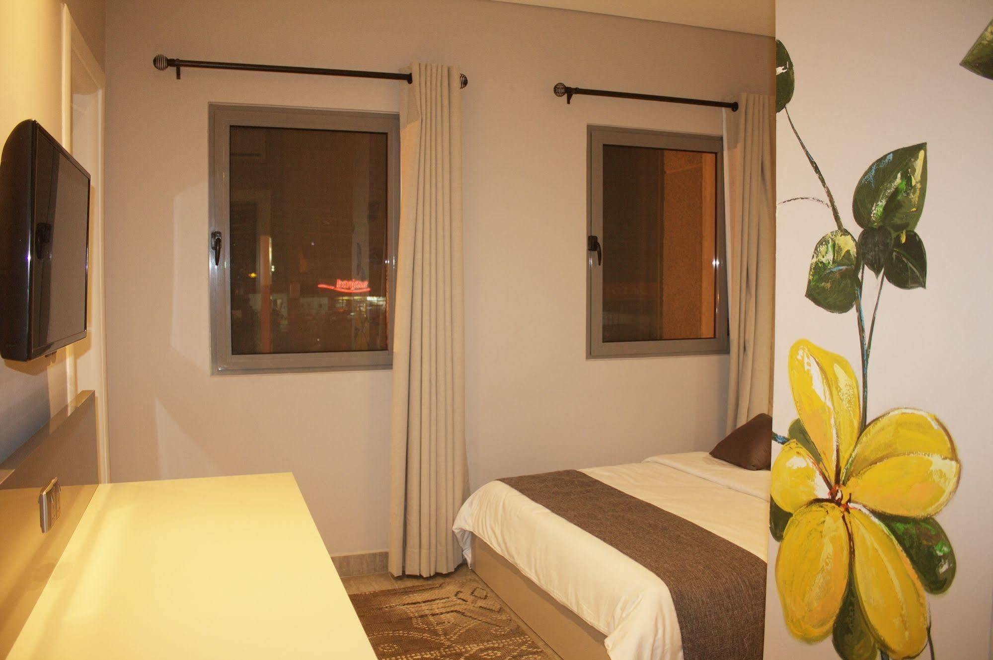 Urbano Hotel By Roots Wiaboman Exterior photo